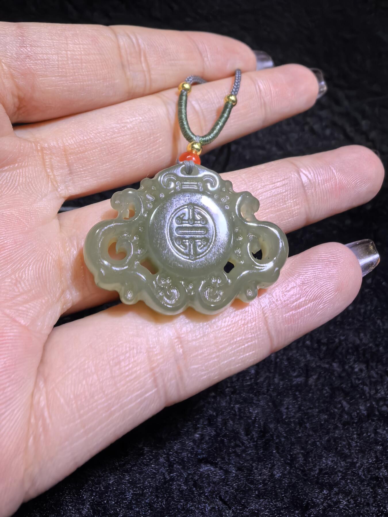 新疆和田碧玉福在眼前吊坠挂件男女款
玉质温润细腻手推出油实物实拍，所见即所得。
尺寸:3.2cm*2.3cm*0.7cm
克重:9.1g