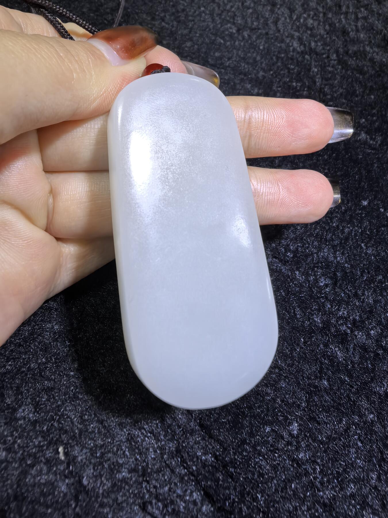 脂白级新疆和田白玉观音牌挂件吊坠男款
玉质温润脂粉十足、立体精雕！白度极佳。无杂无裂​尺寸:5.6cm*2.5cm*1.2cm​克重:36.7g