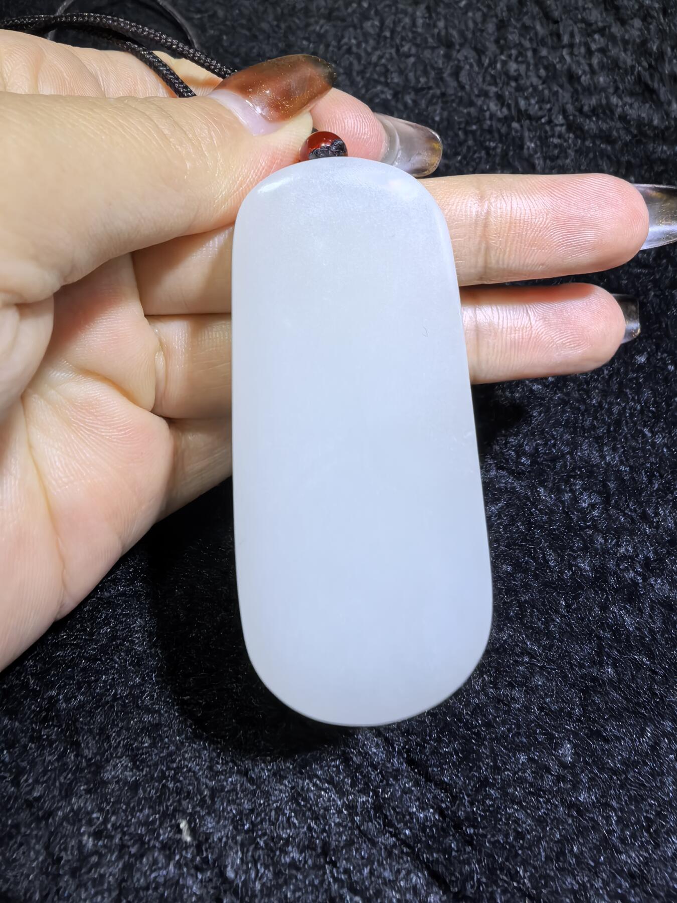 脂白级新疆和田白玉观音牌挂件吊坠男款
玉质温润脂粉十足、立体精雕！白度极佳。无杂无裂​尺寸:5.6cm*2.5cm*1.2cm​克重:36.7g