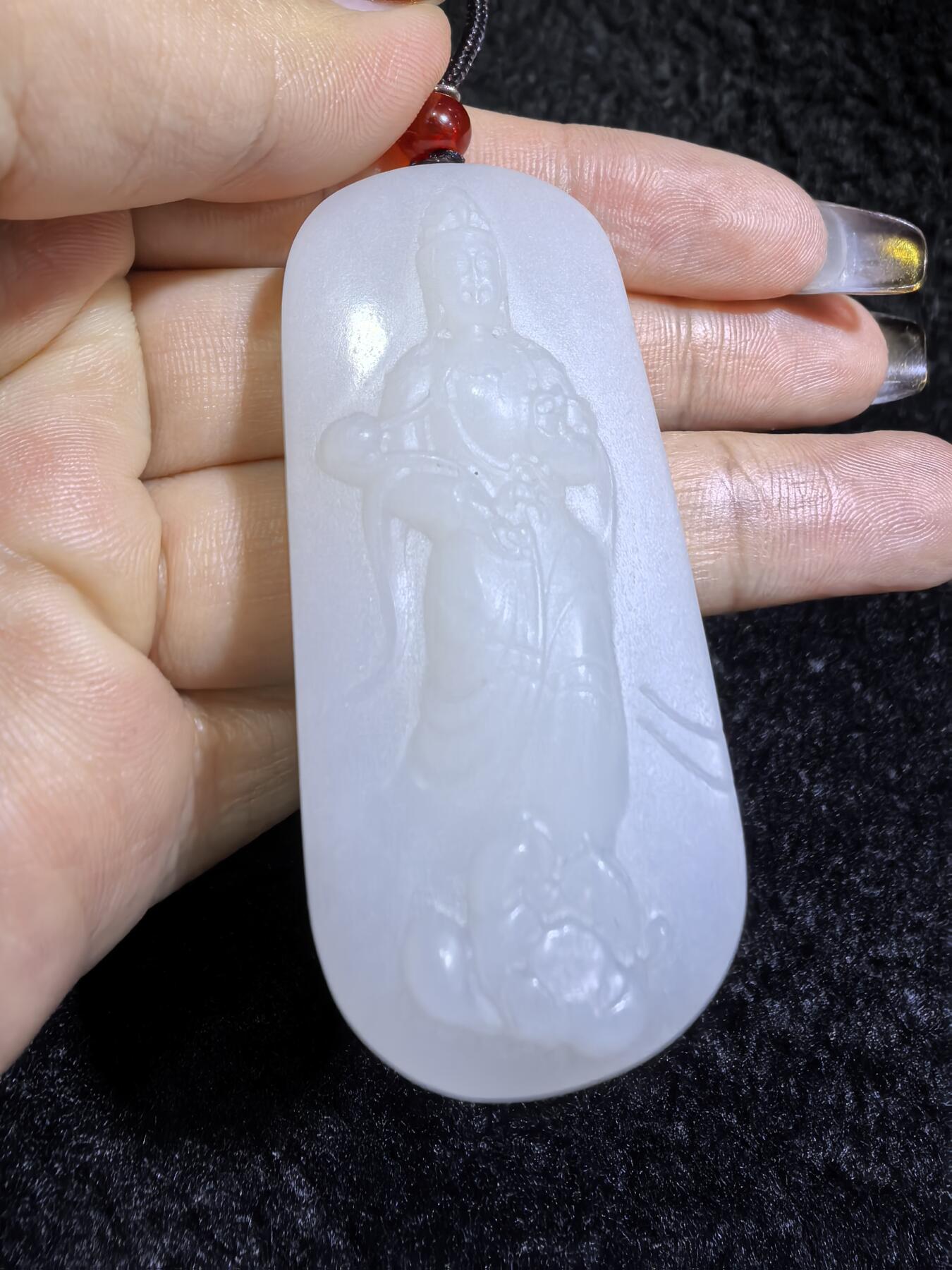 脂白级新疆和田白玉观音牌挂件吊坠男款
玉质温润脂粉十足、立体精雕！白度极佳。无杂无裂​尺寸:5.6cm*2.5cm*1.2cm​克重:36.7g