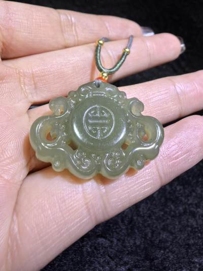 新疆和田碧玉福在眼前吊坠挂件男女款
玉质温润细腻手推出油实物实拍，所见即所得。
尺寸:3.2cm*2.3cm*0.7cm
克重:9.1g