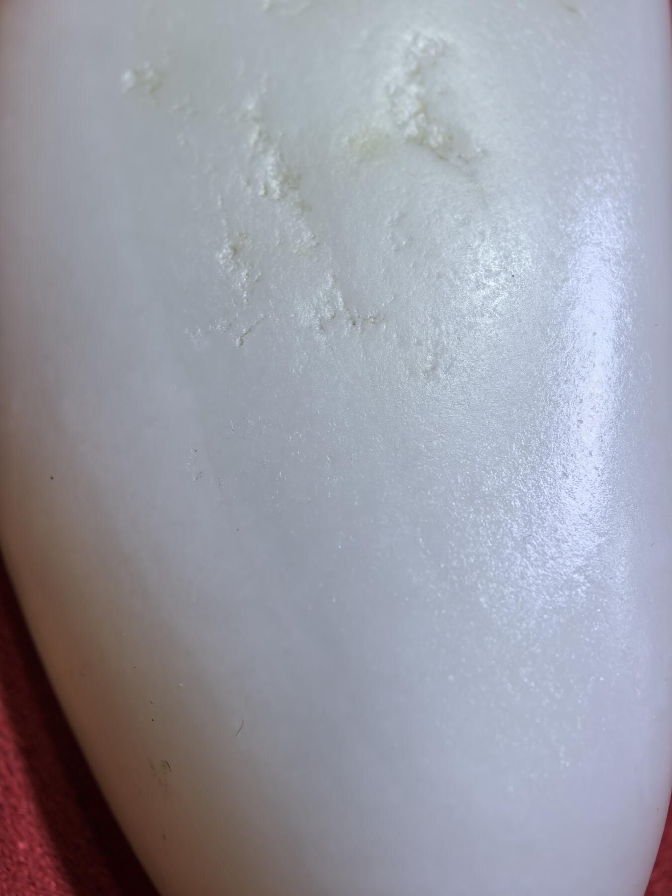 新疆和田籽料一级白无修随型手把件男款，玉质温润细腻光滑老熟，肉眼无结构。手感油润，手推出油，脂粉十足，表皮可见天然毛孔撞击坑，未打孔！尺寸：10.1cm*4.1cm*2.2cm克重：130g