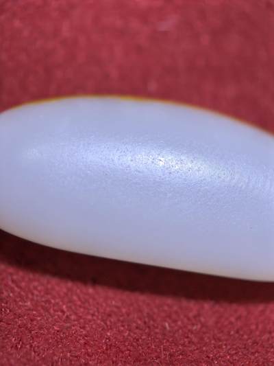 新疆和田籽料撒金皮一级白玉吊坠挂件男女款，玉质油润细腻老熟，未打孔可代镶，表皮可见天然毛孔撞击坑。尺寸:2.9*1.2*0.8cm   克重:5.7g