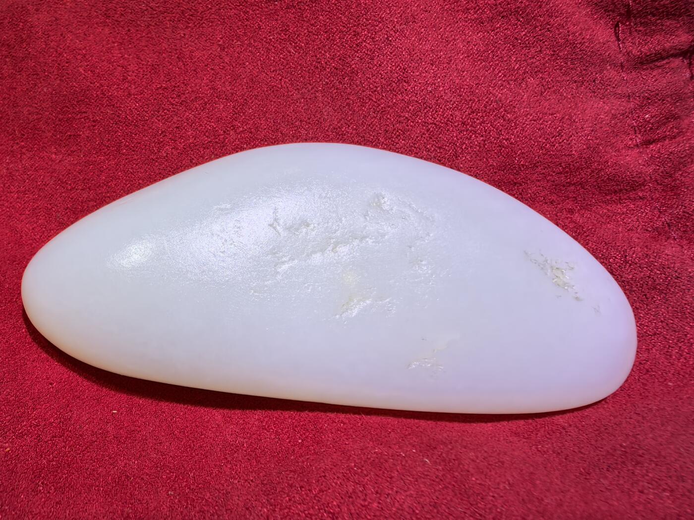 新疆和田籽料一级白无修随型手把件男款，玉质温润细腻光滑老熟，肉眼无结构。手感油润，手推出油，脂粉十足，表皮可见天然毛孔撞击坑，未打孔！尺寸：10.1cm*4.1cm*2.2cm克重：130g