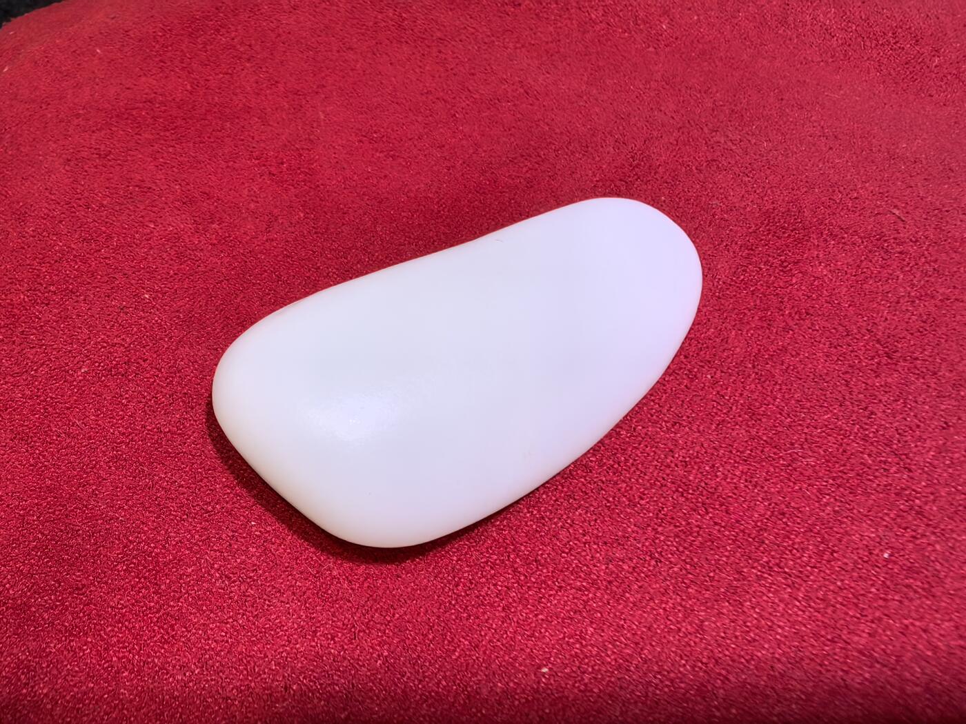 收藏级羊脂白，新疆和田籽料原皮原籽无修，吊坠挂件男女款，好玉不琢未打孔。玉质温润细腻有光泽，糯性满满，羊脂白。表皮可见天然毛孔撞击坑。实物实拍无滤镜尺寸:5.3cm*2.6cm*1.4cm​克重:30.8g