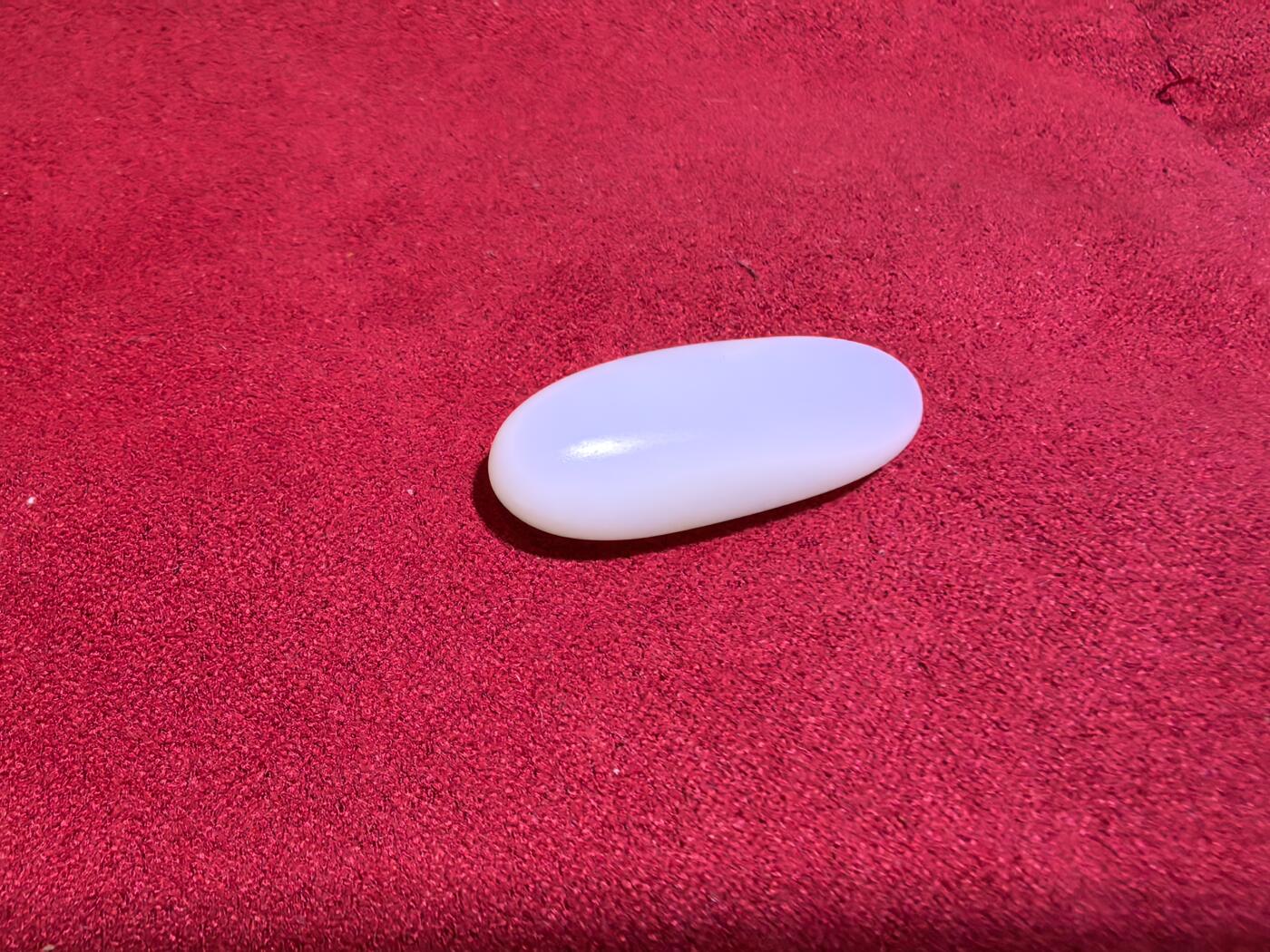 新疆和田籽料撒金皮一级白玉吊坠挂件男女款，玉质油润细腻老熟，未打孔可代镶，表皮可见天然毛孔撞击坑。尺寸:2.9*1.2*0.8cm   克重:5.7g