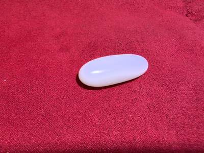 新疆和田籽料撒金皮一级白玉吊坠挂件男女款，玉质油润细腻老熟，未打孔可代镶，表皮可见天然毛孔撞击坑。尺寸:2.9*1.2*0.8cm   克重:5.7g