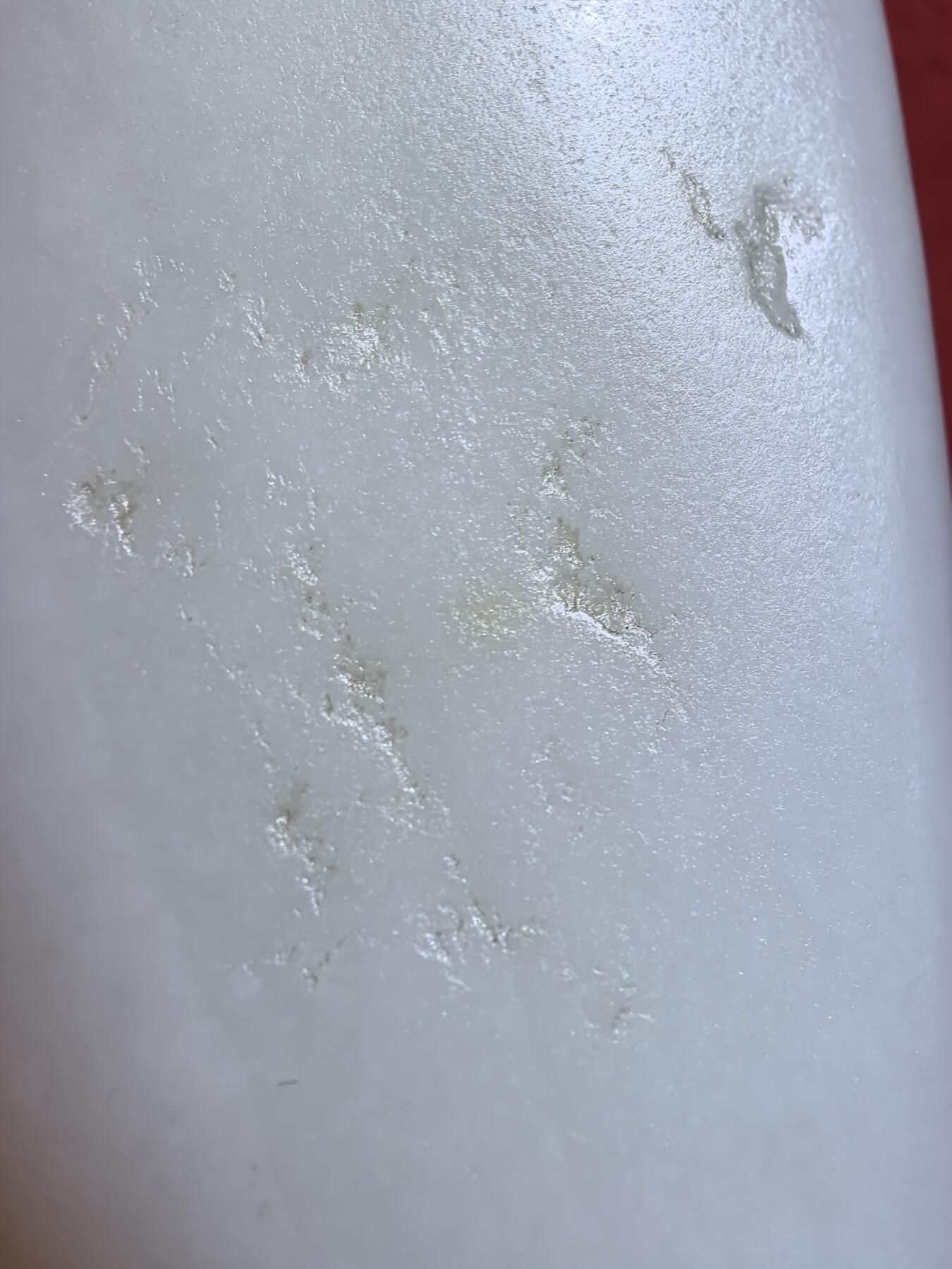 新疆和田籽料一级白无修随型手把件男款，玉质温润细腻光滑老熟，肉眼无结构。手感油润，手推出油，脂粉十足，表皮可见天然毛孔撞击坑，未打孔！尺寸：10.1cm*4.1cm*2.2cm克重：130g