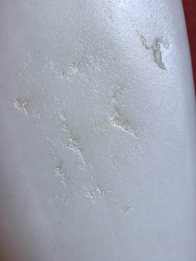 新疆和田籽料一级白无修随型手把件男款，玉质温润细腻光滑老熟，肉眼无结构。手感油润，手推出油，脂粉十足，表皮可见天然毛孔撞击坑，未打孔！尺寸：10.1cm*4.1cm*2.2cm克重：130g