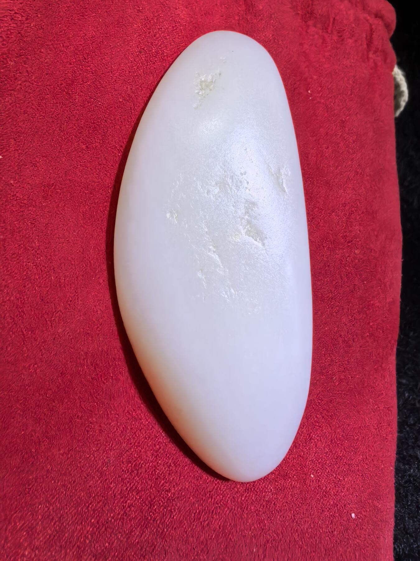 新疆和田籽料一级白无修随型手把件男款，玉质温润细腻光滑老熟，肉眼无结构。手感油润，手推出油，脂粉十足，表皮可见天然毛孔撞击坑，未打孔！尺寸：10.1cm*4.1cm*2.2cm克重：130g