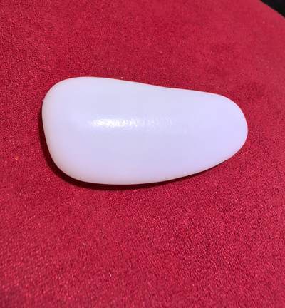 收藏级羊脂白，新疆和田籽料原皮原籽无修，吊坠挂件男女款，好玉不琢未打孔。玉质温润细腻有光泽，糯性满满，羊脂白。表皮可见天然毛孔撞击坑。实物实拍无滤镜尺寸:5.3cm*2.6cm*1.4cm​克重:30.8g