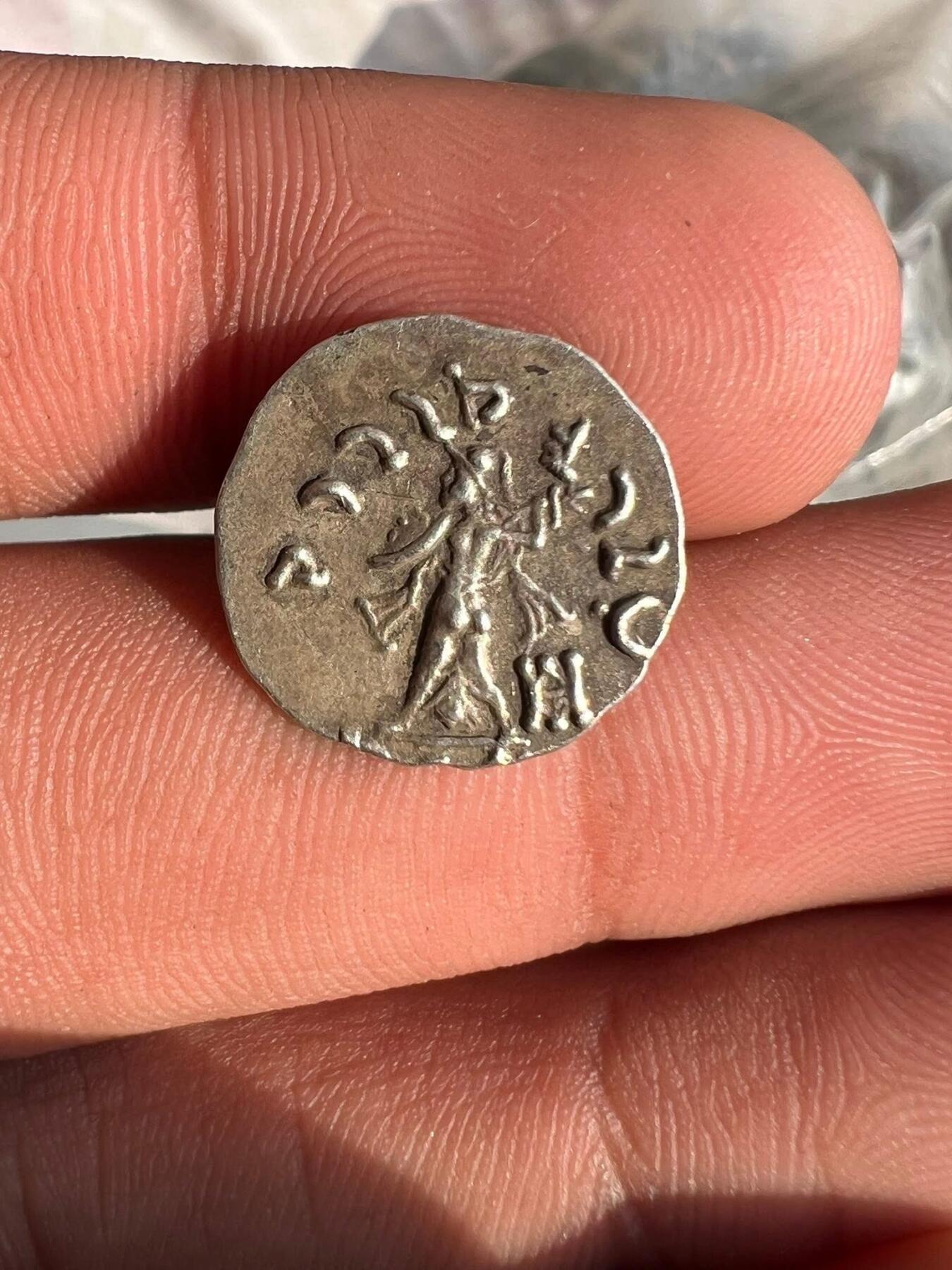 Menander Sliver Derham
For Sale Price In wechate ID/wxid_blos1mia6k6p12
silver drachm coin of the Indo-Greek King Menander I Soter 
大约在公元前165/155-130年，梅南德一世统治了印度次大陆西北部和中亚的一大片领土。
图中所示的硬币的背面有一个国王的头条半身像和一个圆形的希腊传说，翻译为“救世主梅南德国王”
背面（未在图中）通常描绘帕拉斯·雅典娜和Kharoshthi文字中的传说。
