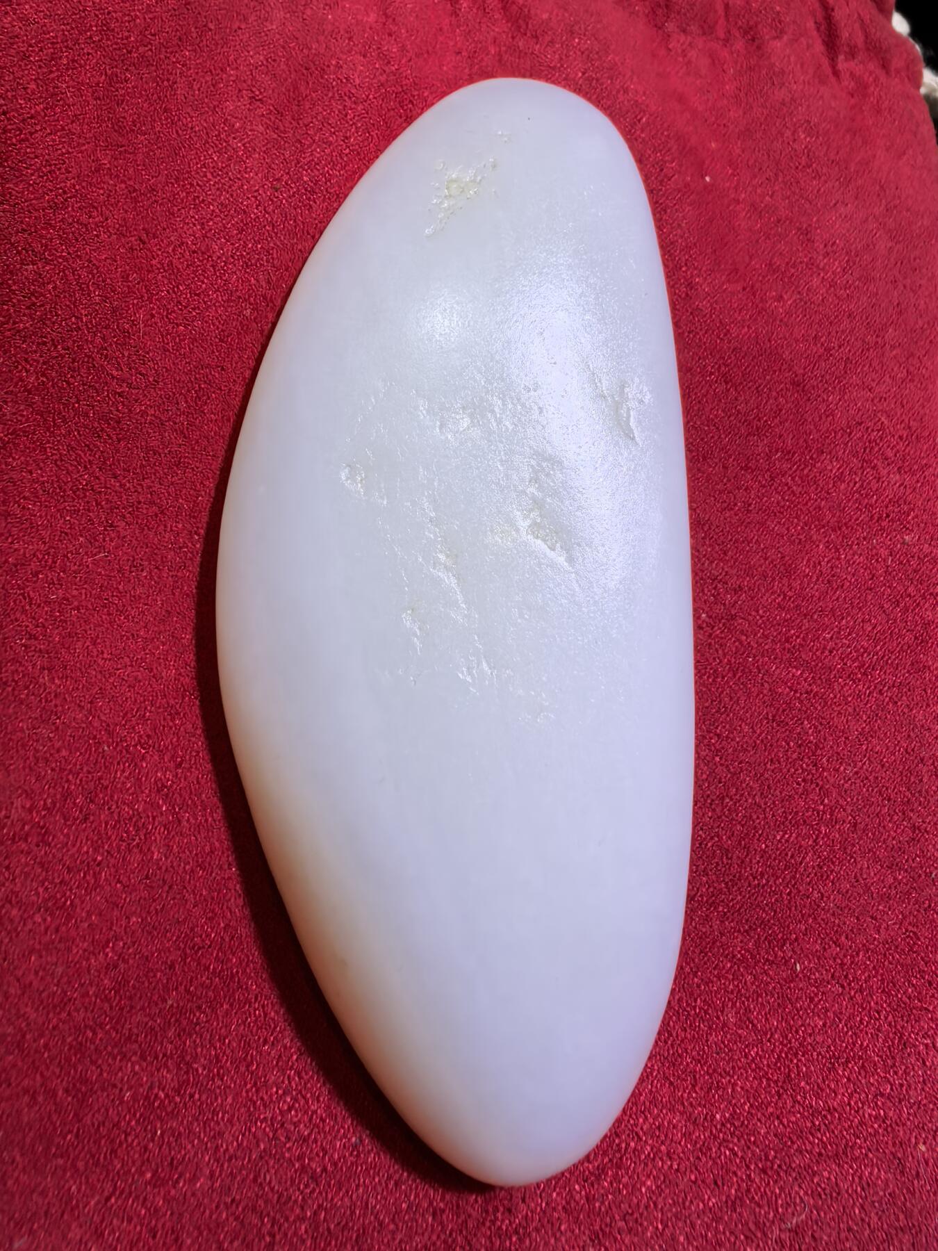 新疆和田籽料一级白无修随型手把件男款，玉质温润细腻光滑老熟，肉眼无结构。手感油润，手推出油，脂粉十足，表皮可见天然毛孔撞击坑，未打孔！尺寸：10.1cm*4.1cm*2.2cm克重：130g