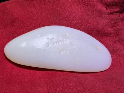 新疆和田籽料一级白无修随型手把件男款，玉质温润细腻光滑老熟，肉眼无结构。手感油润，手推出油，脂粉十足，表皮可见天然毛孔撞击坑，未打孔！尺寸：10.1cm*4.1cm*2.2cm克重：130g