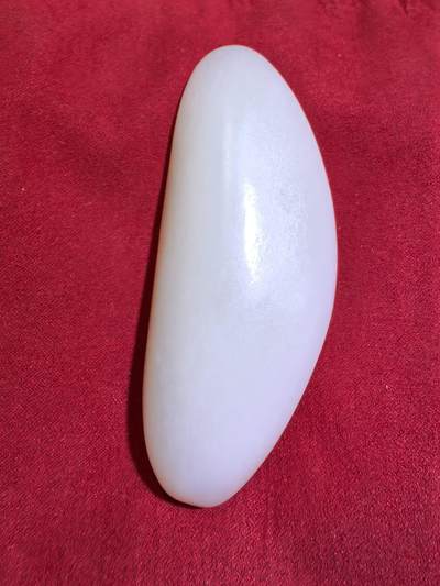 新疆和田籽料一级白无修随型手把件男款，玉质温润细腻光滑老熟，肉眼无结构。手感油润，手推出油，脂粉十足，表皮可见天然毛孔撞击坑，未打孔！尺寸：10.1cm*4.1cm*2.2cm克重：130g