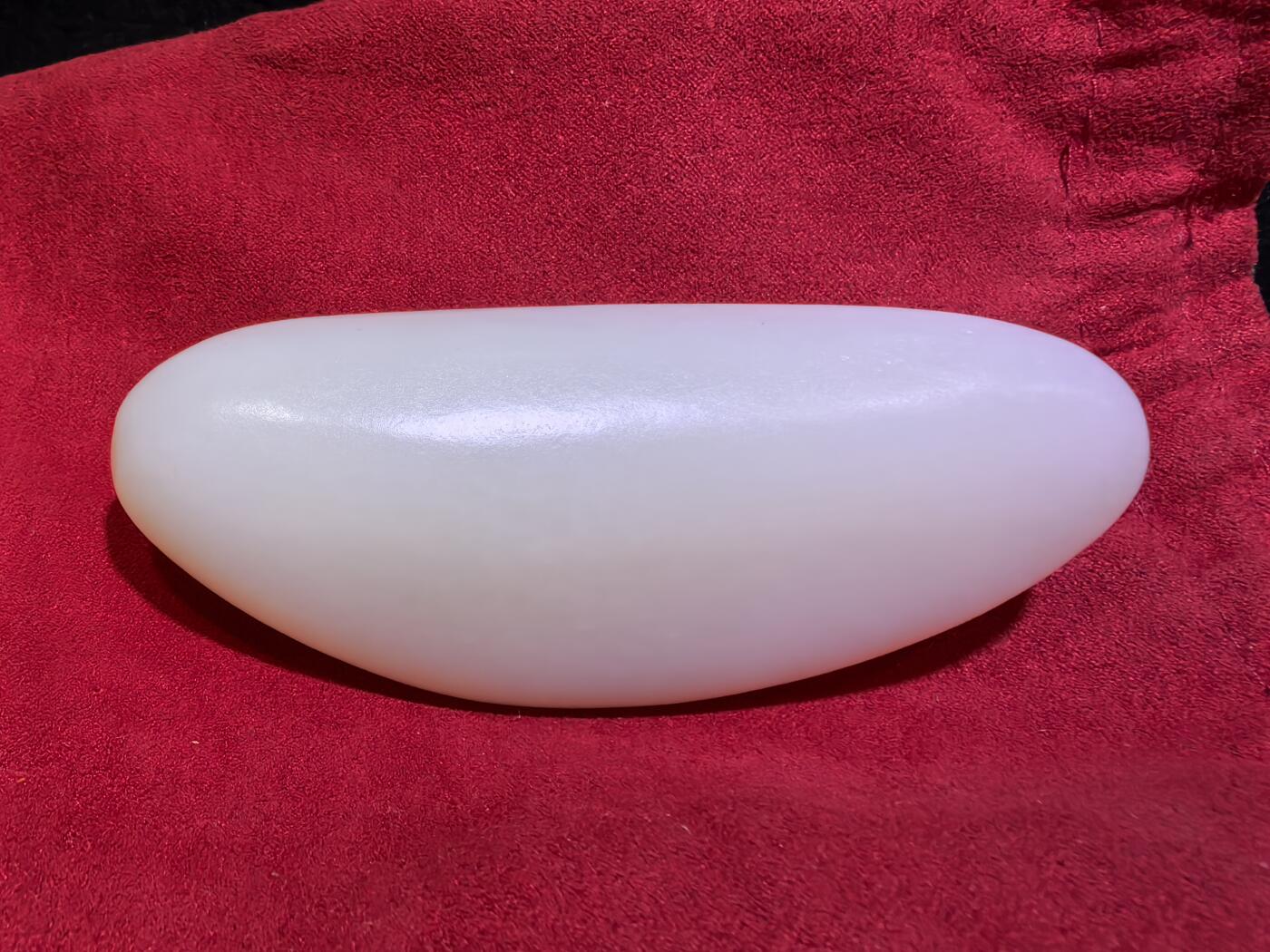 新疆和田籽料一级白无修随型手把件男款，玉质温润细腻光滑老熟，肉眼无结构。手感油润，手推出油，脂粉十足，表皮可见天然毛孔撞击坑，未打孔！尺寸：10.1cm*4.1cm*2.2cm克重：130g