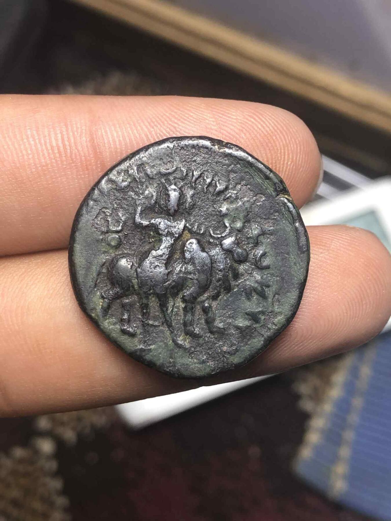 For Sale Kushan Coin
Details In Wechate ID / wxid_blos1mia6k6p12
维玛·卡德菲塞斯（约公元100-127/8年）

铜质四德拉克马

戈布尔·库山 760

29 x 27 毫米（厚3毫米）

16.90 克

模位：12点钟方向

磁性

正面：国王站立向左，左侧有祭坛和三叉戟；右侧有棍棒和印记。希腊文铭文。

反面：湿婆站立正面，手持三叉戟；右侧有公牛（克里布系列 IIIa/C3）。