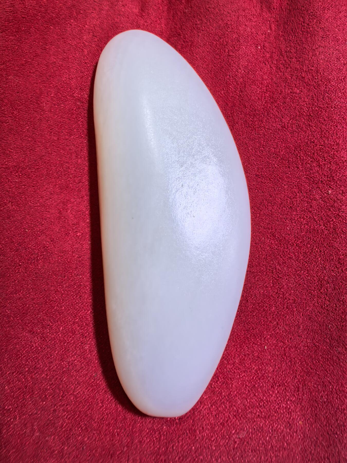 新疆和田籽料一级白无修随型手把件男款，玉质温润细腻光滑老熟，肉眼无结构。手感油润，手推出油，脂粉十足，表皮可见天然毛孔撞击坑，未打孔！尺寸：10.1cm*4.1cm*2.2cm克重：130g