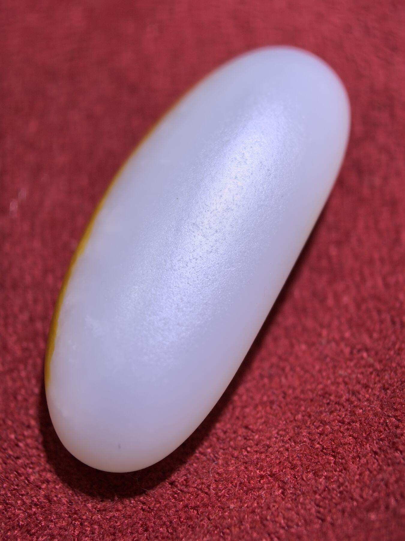 新疆和田籽料撒金皮一级白玉吊坠挂件男女款，玉质油润细腻老熟，未打孔可代镶，表皮可见天然毛孔撞击坑。尺寸:2.9*1.2*0.8cm   克重:5.7g