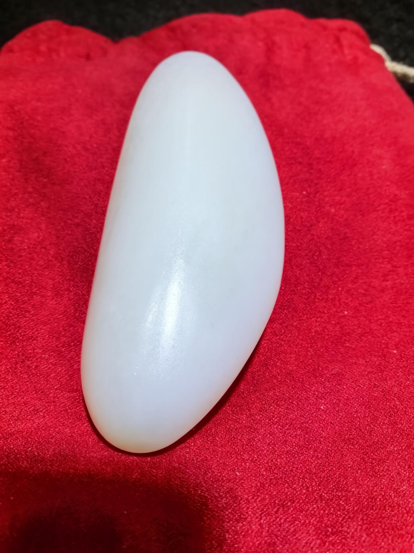 新疆和田籽料一级白无修随型手把件男款，玉质温润细腻光滑老熟，肉眼无结构。手感油润，手推出油，脂粉十足，表皮可见天然毛孔撞击坑，未打孔！尺寸：10.1cm*4.1cm*2.2cm克重：130g