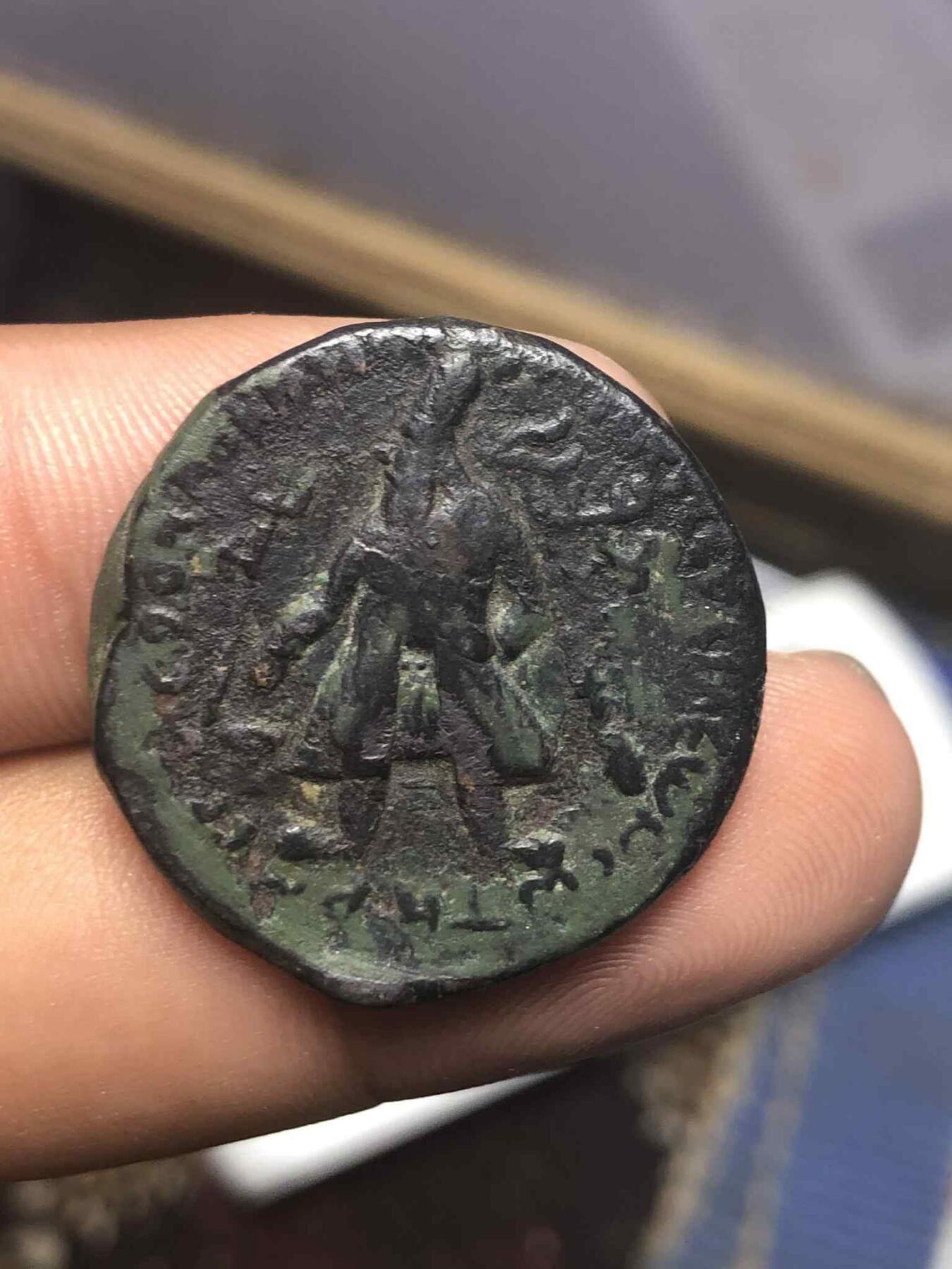 For Sale Kushan Coin
Details In Wechate ID / wxid_blos1mia6k6p12
维玛·卡德菲塞斯（约公元100-127/8年）

铜质四德拉克马

戈布尔·库山 760

29 x 27 毫米（厚3毫米）

16.90 克

模位：12点钟方向

磁性

正面：国王站立向左，左侧有祭坛和三叉戟；右侧有棍棒和印记。希腊文铭文。

反面：湿婆站立正面，手持三叉戟；右侧有公牛（克里布系列 IIIa/C3）。