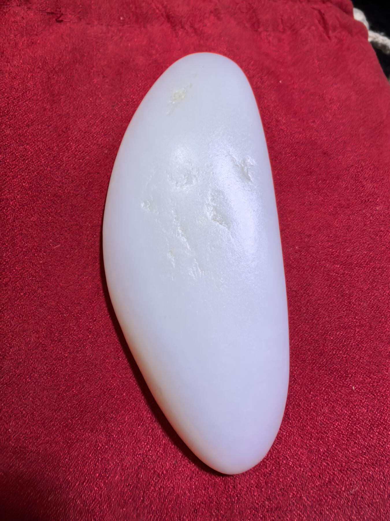 新疆和田籽料一级白无修随型手把件男款，玉质温润细腻光滑老熟，肉眼无结构。手感油润，手推出油，脂粉十足，表皮可见天然毛孔撞击坑，未打孔！尺寸：10.1cm*4.1cm*2.2cm克重：130g