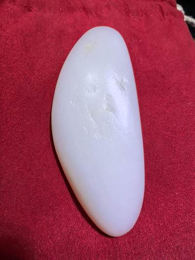 新疆和田籽料一级白无修随型手把件男款，玉质温润细腻光滑老熟，肉眼无结构。手感油润，手推出油，脂粉十足，表皮可见天然毛孔撞击坑，未打孔！尺寸：10.1cm*4.1cm*2.2cm克重：130g