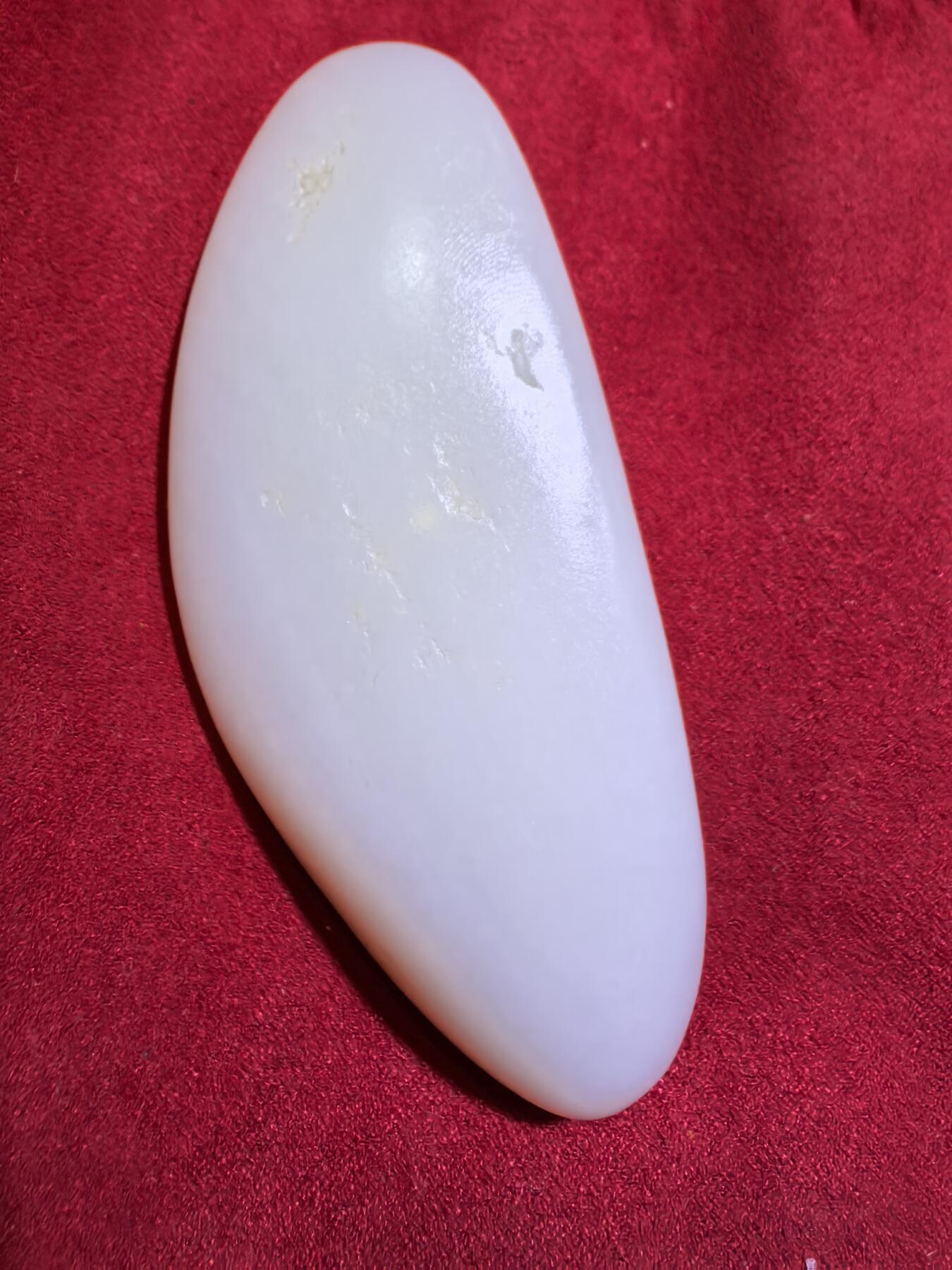 新疆和田籽料一级白无修随型手把件男款，玉质温润细腻光滑老熟，肉眼无结构。手感油润，手推出油，脂粉十足，表皮可见天然毛孔撞击坑，未打孔！尺寸：10.1cm*4.1cm*2.2cm克重：130g