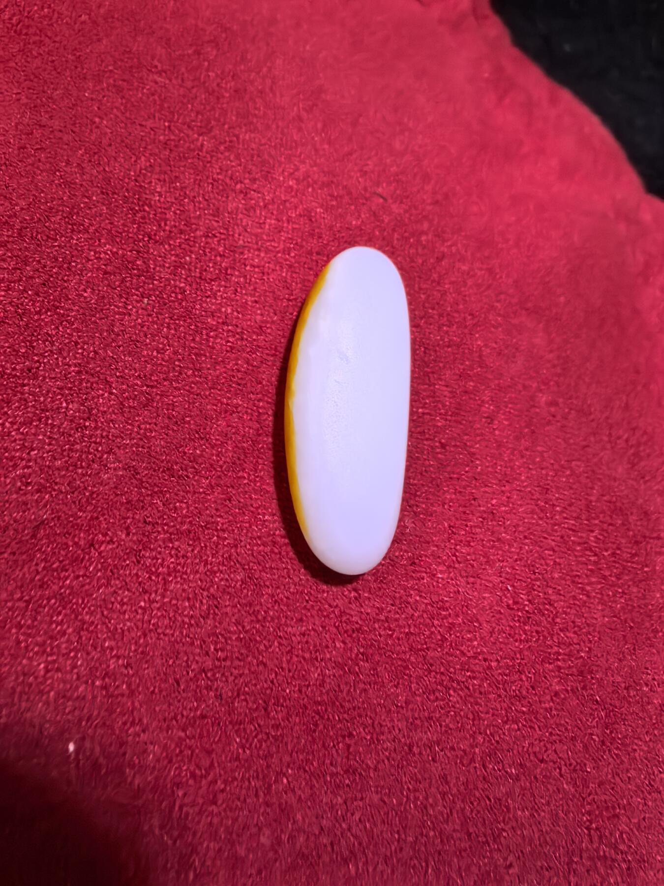 新疆和田籽料撒金皮一级白玉吊坠挂件男女款，玉质油润细腻老熟，未打孔可代镶，表皮可见天然毛孔撞击坑。尺寸:2.9*1.2*0.8cm   克重:5.7g