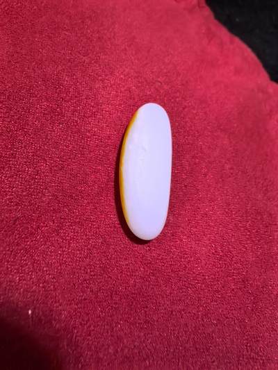 新疆和田籽料撒金皮一级白玉吊坠挂件男女款，玉质油润细腻老熟，未打孔可代镶，表皮可见天然毛孔撞击坑。尺寸:2.9*1.2*0.8cm   克重:5.7g