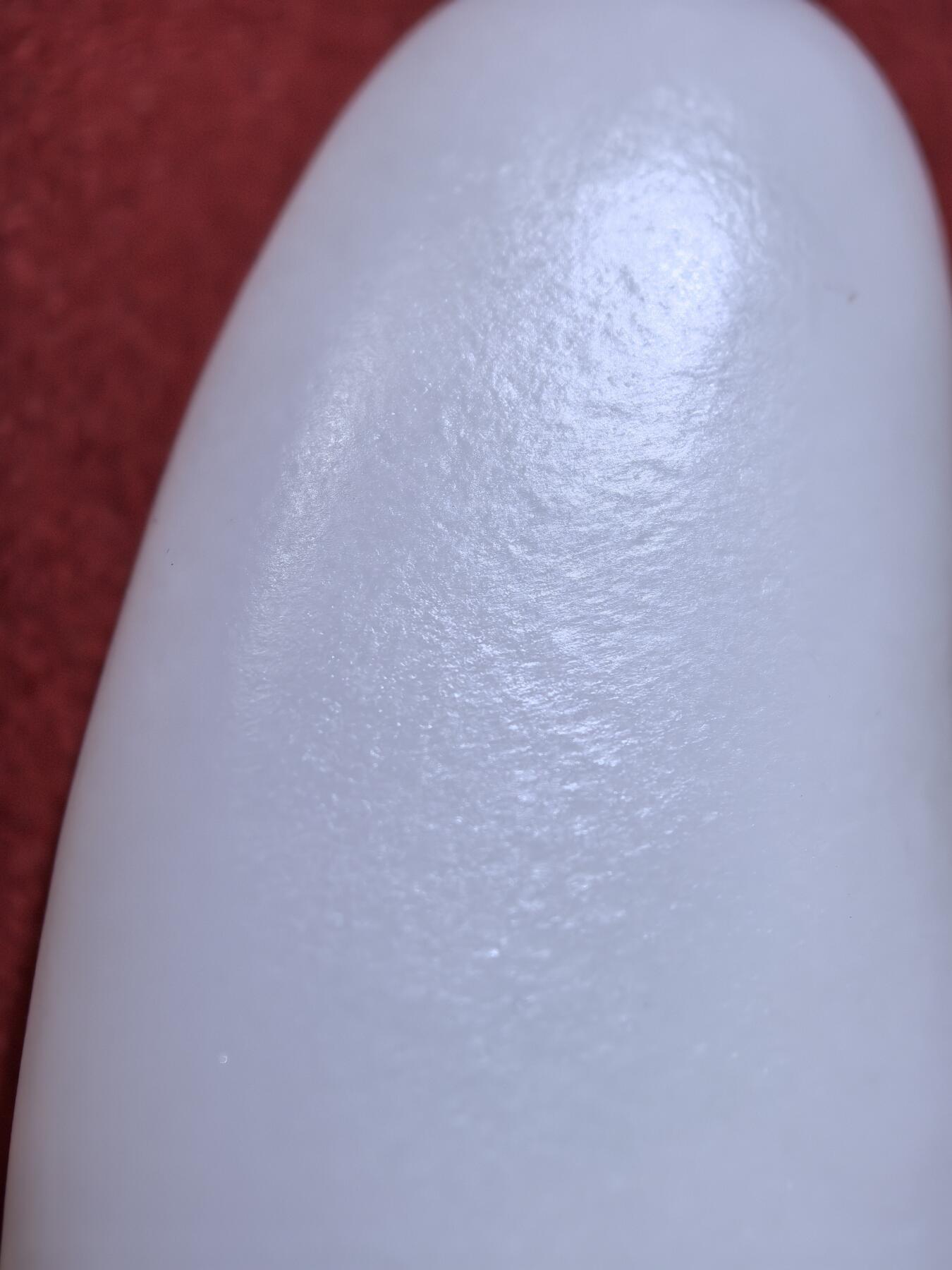 收藏级羊脂白，新疆和田籽料原皮原籽无修，吊坠挂件男女款，好玉不琢未打孔。玉质温润细腻有光泽，糯性满满，羊脂白。表皮可见天然毛孔撞击坑。实物实拍无滤镜尺寸:5.3cm*2.6cm*1.4cm​克重:30.8g