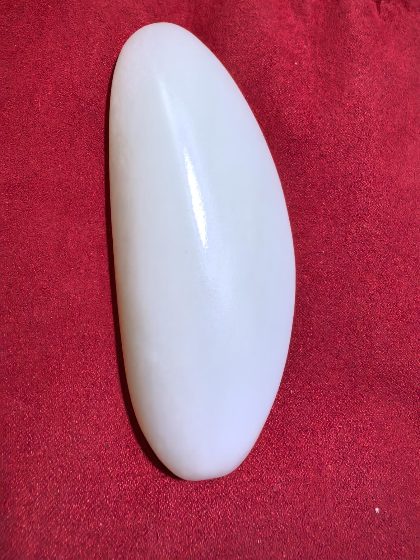 新疆和田籽料一级白无修随型手把件男款，玉质温润细腻光滑老熟，肉眼无结构。手感油润，手推出油，脂粉十足，表皮可见天然毛孔撞击坑，未打孔！尺寸：10.1cm*4.1cm*2.2cm克重：130g