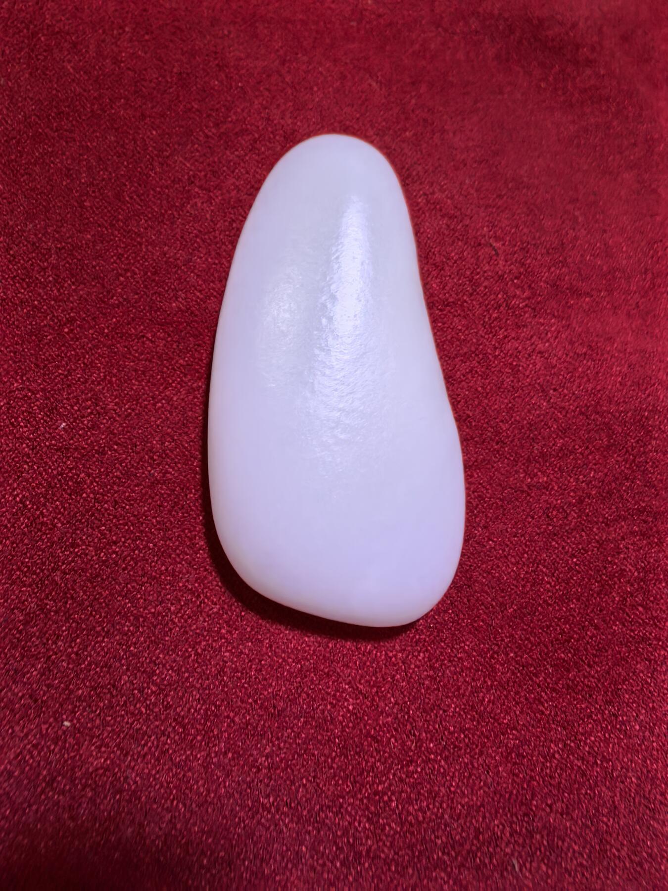 收藏级羊脂白，新疆和田籽料原皮原籽无修，吊坠挂件男女款，好玉不琢未打孔。玉质温润细腻有光泽，糯性满满，羊脂白。表皮可见天然毛孔撞击坑。实物实拍无滤镜尺寸:5.3cm*2.6cm*1.4cm​克重:30.8g