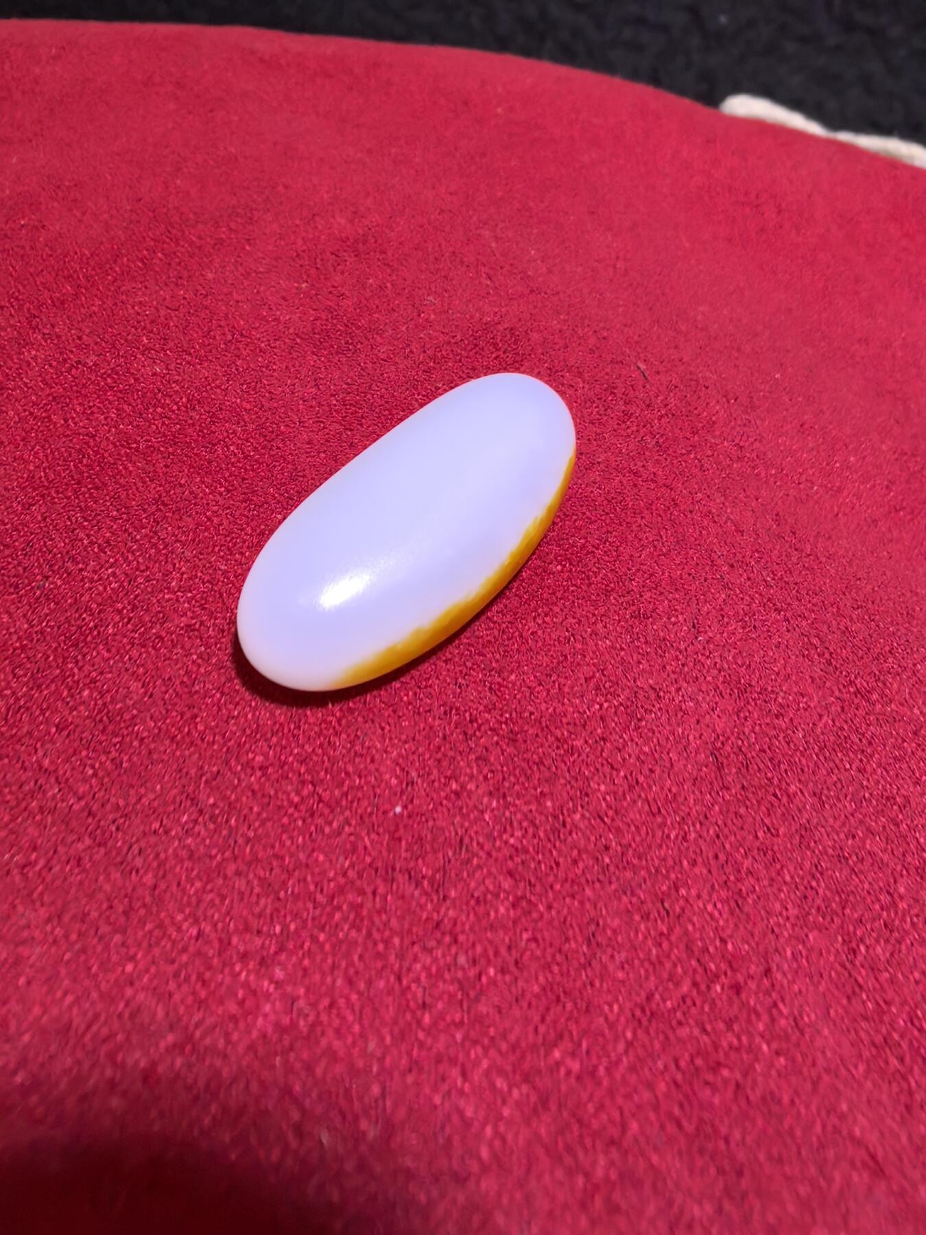 新疆和田籽料撒金皮一级白玉吊坠挂件男女款，玉质油润细腻老熟，未打孔可代镶，表皮可见天然毛孔撞击坑。尺寸:2.9*1.2*0.8cm   克重:5.7g