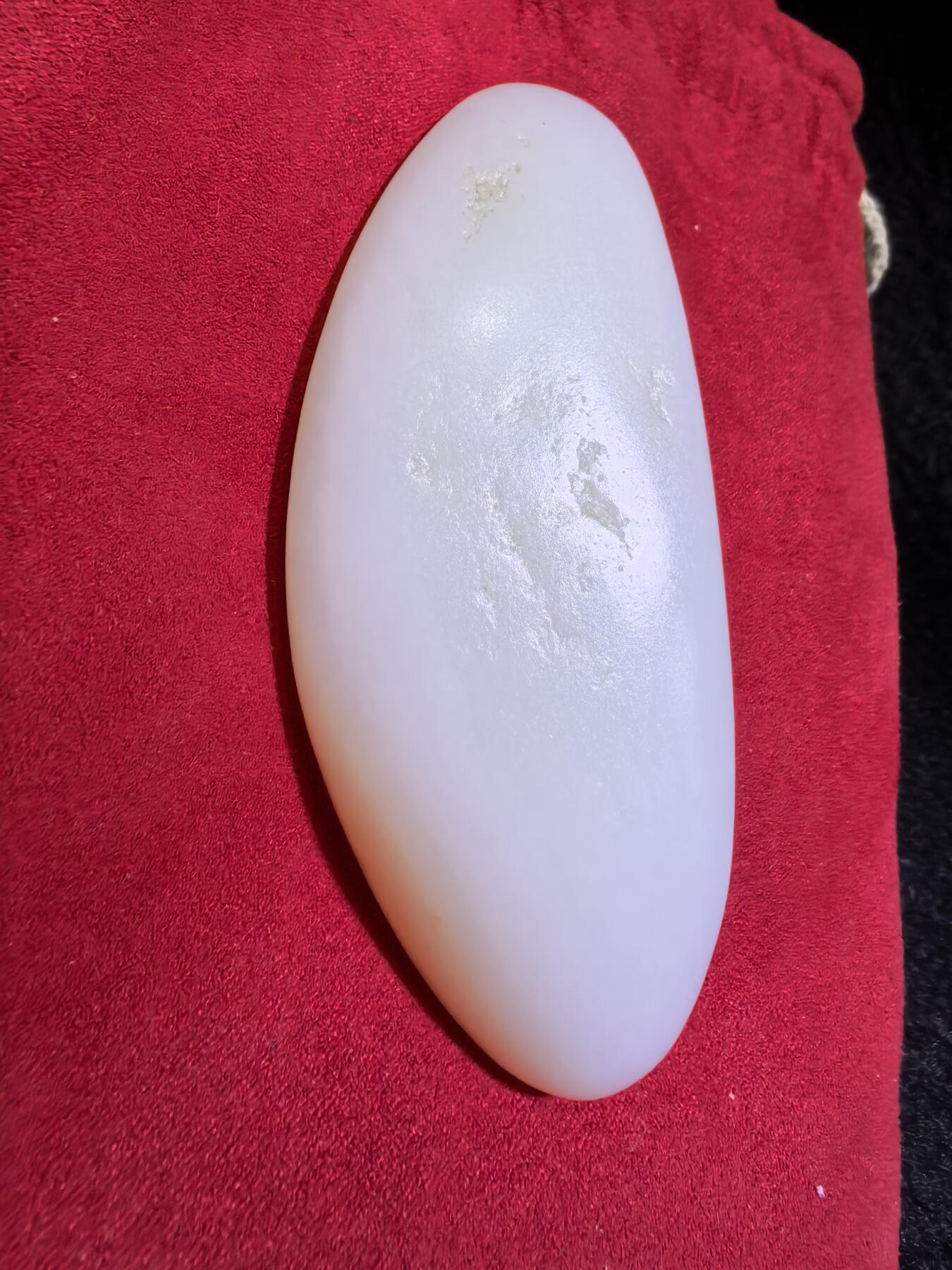 新疆和田籽料一级白无修随型手把件男款，玉质温润细腻光滑老熟，肉眼无结构。手感油润，手推出油，脂粉十足，表皮可见天然毛孔撞击坑，未打孔！尺寸：10.1cm*4.1cm*2.2cm克重：130g