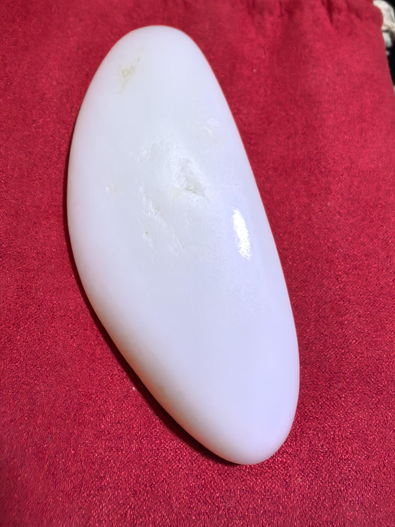 新疆和田籽料一级白无修随型手把件男款，玉质温润细腻光滑老熟，肉眼无结构。手感油润，手推出油，脂粉十足，表皮可见天然毛孔撞击坑，未打孔！尺寸：10.1cm*4.1cm*2.2cm克重：130g