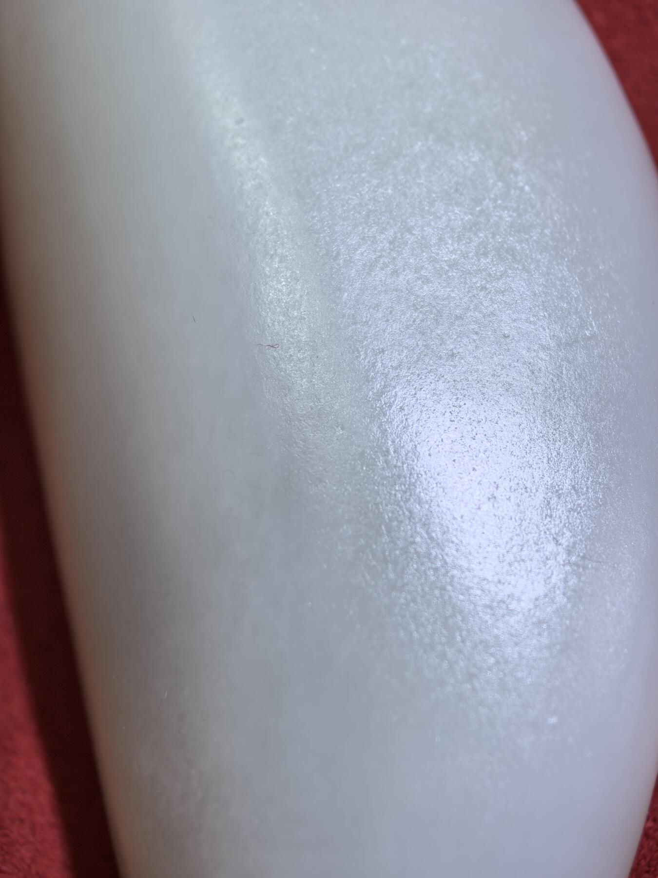 新疆和田籽料一级白无修随型手把件男款，玉质温润细腻光滑老熟，肉眼无结构。手感油润，手推出油，脂粉十足，表皮可见天然毛孔撞击坑，未打孔！尺寸：10.1cm*4.1cm*2.2cm克重：130g