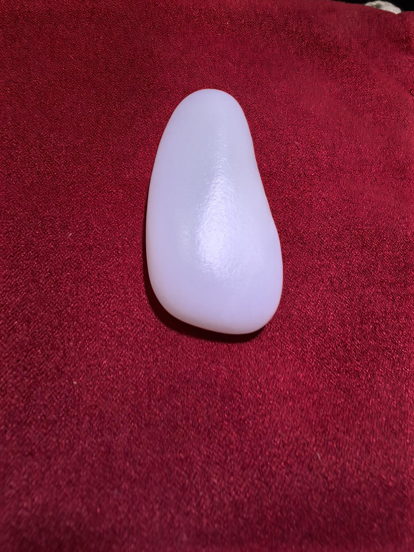 收藏级羊脂白，新疆和田籽料原皮原籽无修，吊坠挂件男女款，好玉不琢未打孔。玉质温润细腻有光泽，糯性满满，羊脂白。表皮可见天然毛孔撞击坑。实物实拍无滤镜尺寸:5.3cm*2.6cm*1.4cm​克重:30.8g