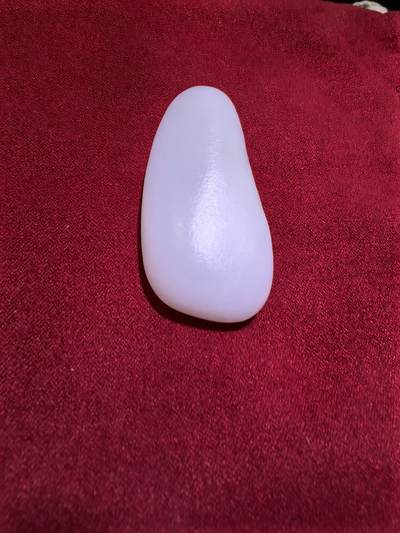 收藏级羊脂白，新疆和田籽料原皮原籽无修，吊坠挂件男女款，好玉不琢未打孔。玉质温润细腻有光泽，糯性满满，羊脂白。表皮可见天然毛孔撞击坑。实物实拍无滤镜尺寸:5.3cm*2.6cm*1.4cm​克重:30.8g