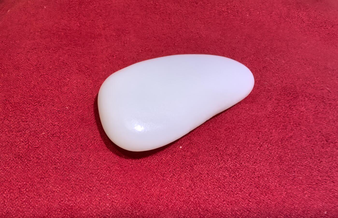 收藏级羊脂白，新疆和田籽料原皮原籽无修，吊坠挂件男女款，好玉不琢未打孔。玉质温润细腻有光泽，糯性满满，羊脂白。表皮可见天然毛孔撞击坑。实物实拍无滤镜尺寸:5.3cm*2.6cm*1.4cm​克重:30.8g