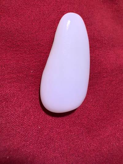 收藏级羊脂白，新疆和田籽料原皮原籽无修，吊坠挂件男女款，好玉不琢未打孔。玉质温润细腻有光泽，糯性满满，羊脂白。表皮可见天然毛孔撞击坑。实物实拍无滤镜尺寸:5.3cm*2.6cm*1.4cm​克重:30.8g