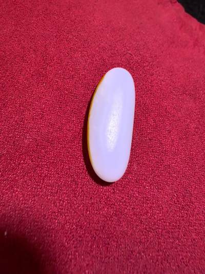 新疆和田籽料撒金皮一级白玉吊坠挂件男女款，玉质油润细腻老熟，未打孔可代镶，表皮可见天然毛孔撞击坑。尺寸:2.9*1.2*0.8cm   克重:5.7g