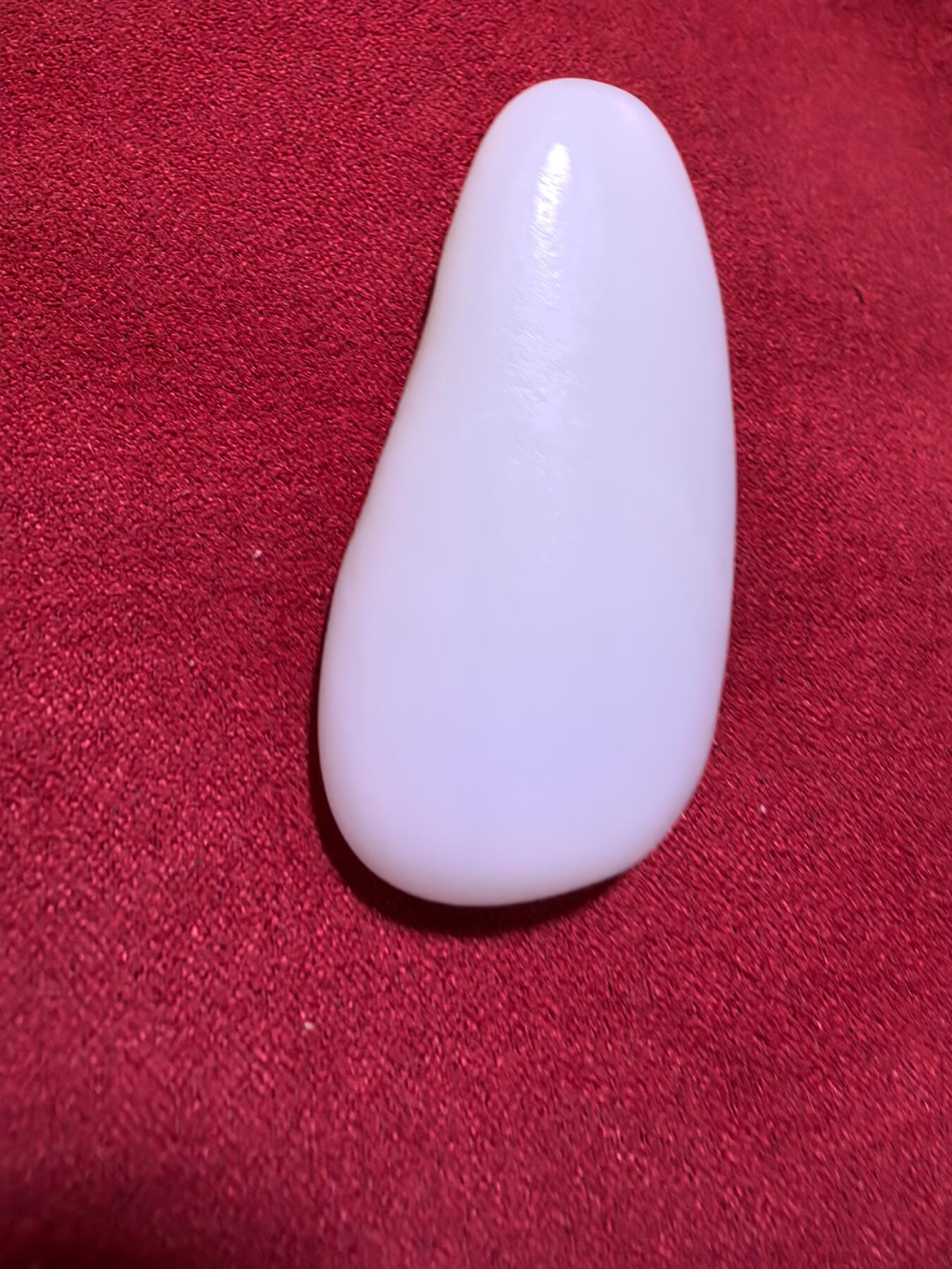 收藏级羊脂白，新疆和田籽料原皮原籽无修，吊坠挂件男女款，好玉不琢未打孔。玉质温润细腻有光泽，糯性满满，羊脂白。表皮可见天然毛孔撞击坑。实物实拍无滤镜尺寸:5.3cm*2.6cm*1.4cm​克重:30.8g