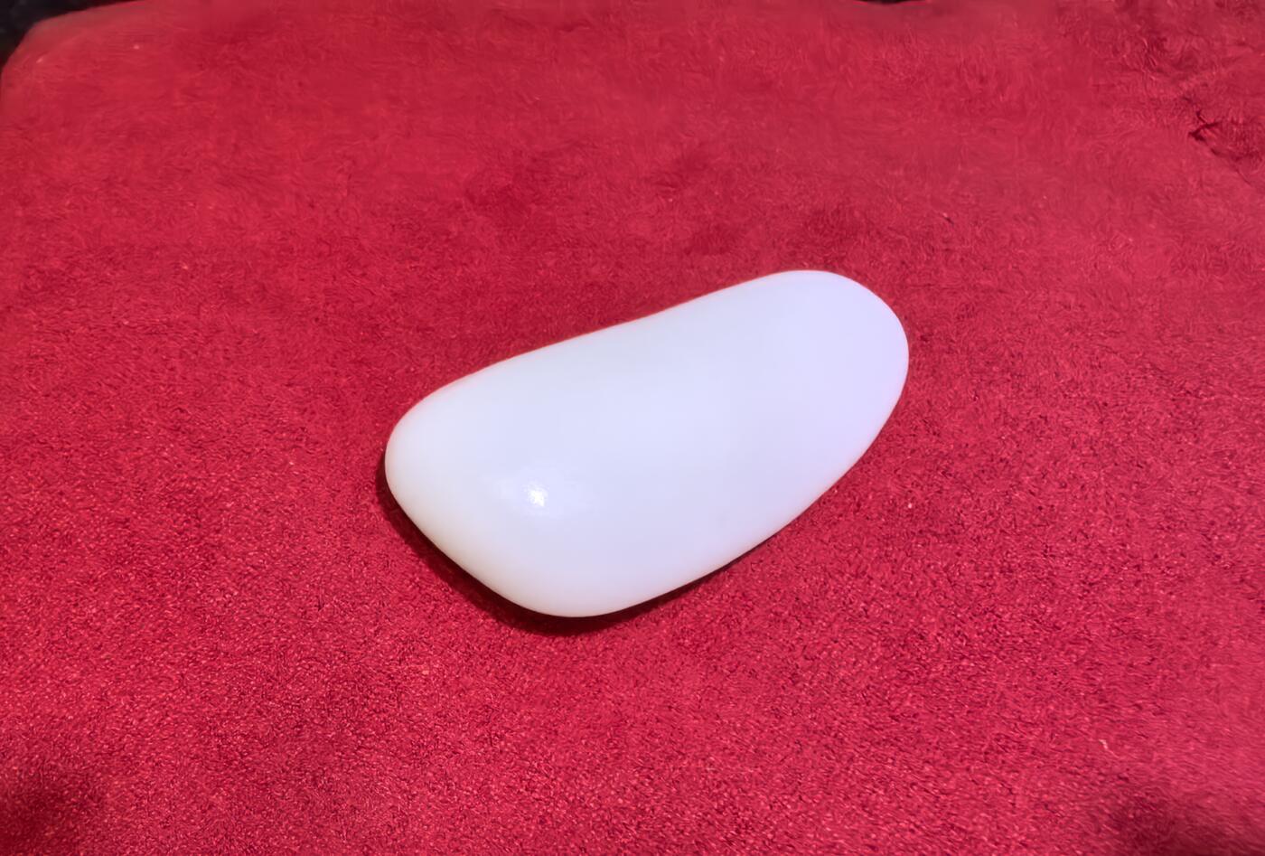 收藏级羊脂白，新疆和田籽料原皮原籽无修，吊坠挂件男女款，好玉不琢未打孔。玉质温润细腻有光泽，糯性满满，羊脂白。表皮可见天然毛孔撞击坑。实物实拍无滤镜尺寸:5.3cm*2.6cm*1.4cm​克重:30.8g