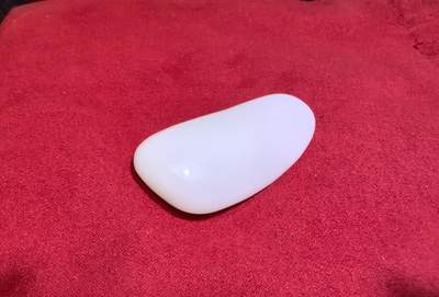 收藏级羊脂白，新疆和田籽料原皮原籽无修，吊坠挂件男女款，好玉不琢未打孔。玉质温润细腻有光泽，糯性满满，羊脂白。表皮可见天然毛孔撞击坑。实物实拍无滤镜尺寸:5.3cm*2.6cm*1.4cm​克重:30.8g