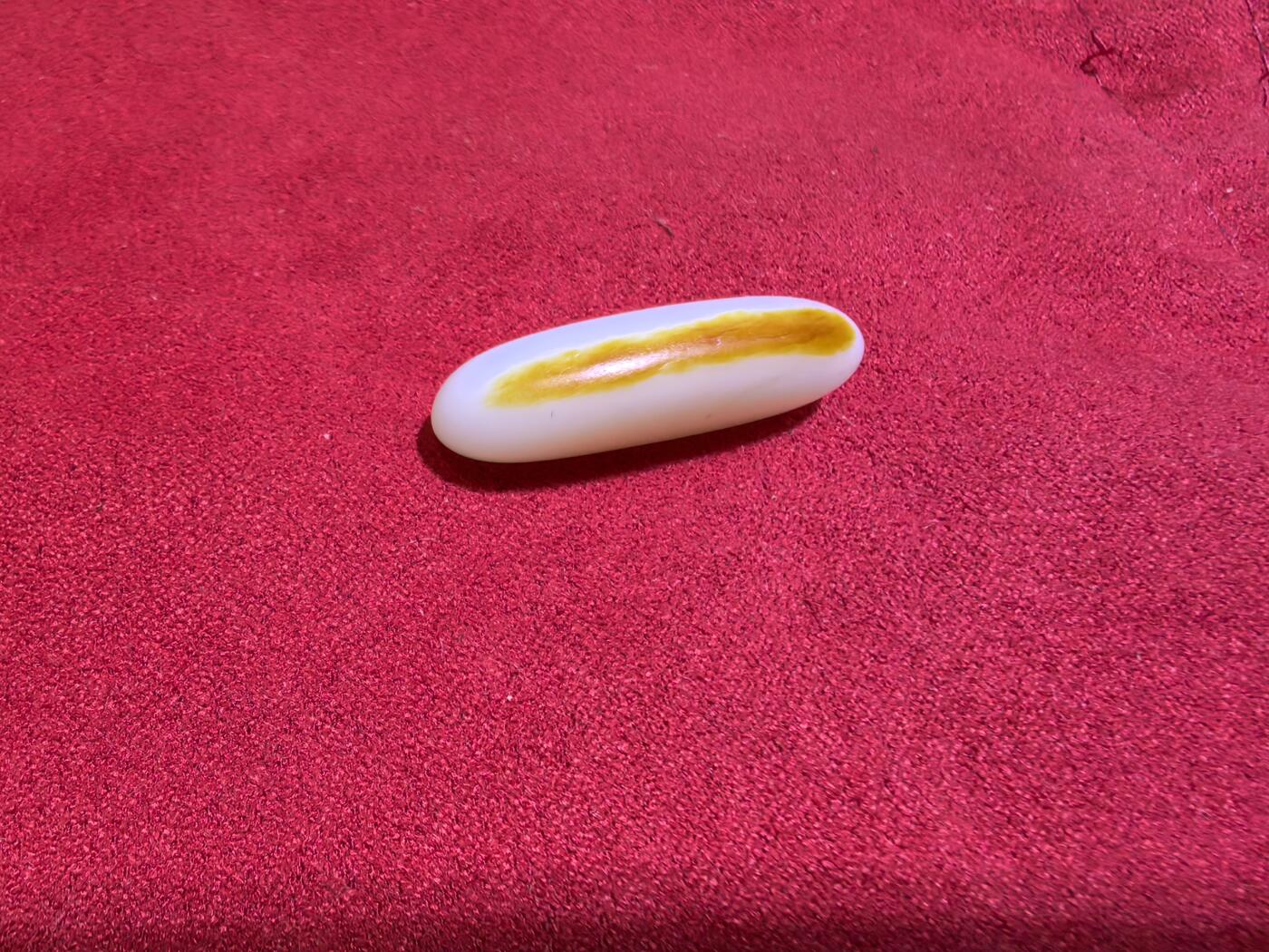 新疆和田籽料撒金皮一级白玉吊坠挂件男女款，玉质油润细腻老熟，未打孔可代镶，表皮可见天然毛孔撞击坑。尺寸:2.9*1.2*0.8cm   克重:5.7g