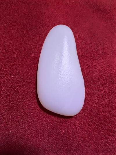 收藏级羊脂白，新疆和田籽料原皮原籽无修，吊坠挂件男女款，好玉不琢未打孔。玉质温润细腻有光泽，糯性满满，羊脂白。表皮可见天然毛孔撞击坑。实物实拍无滤镜尺寸:5.3cm*2.6cm*1.4cm​克重:30.8g
