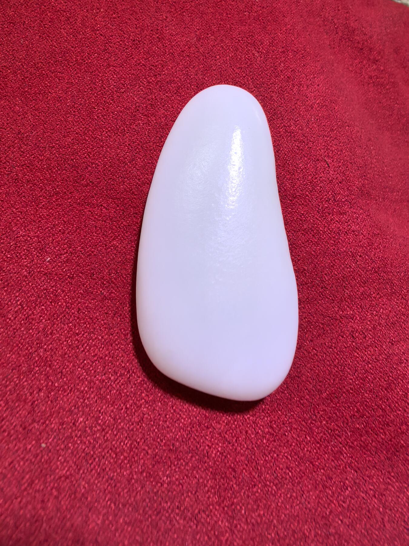 收藏级羊脂白，新疆和田籽料原皮原籽无修，吊坠挂件男女款，好玉不琢未打孔。玉质温润细腻有光泽，糯性满满，羊脂白。表皮可见天然毛孔撞击坑。实物实拍无滤镜尺寸:5.3cm*2.6cm*1.4cm​克重:30.8g