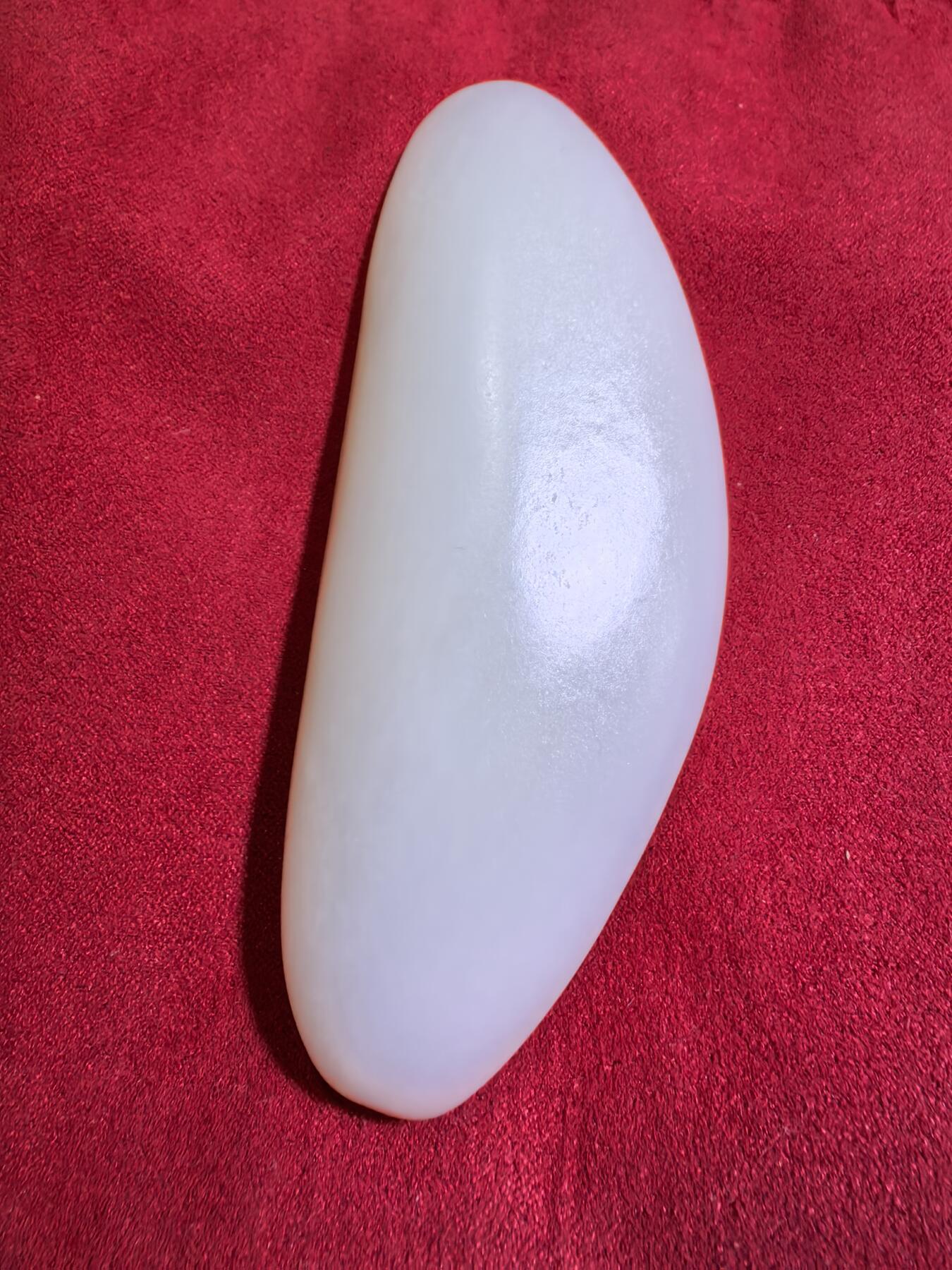 新疆和田籽料一级白无修随型手把件男款，玉质温润细腻光滑老熟，肉眼无结构。手感油润，手推出油，脂粉十足，表皮可见天然毛孔撞击坑，未打孔！尺寸：10.1cm*4.1cm*2.2cm克重：130g