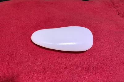 收藏级羊脂白，新疆和田籽料原皮原籽无修，吊坠挂件男女款，好玉不琢未打孔。玉质温润细腻有光泽，糯性满满，羊脂白。表皮可见天然毛孔撞击坑。实物实拍无滤镜尺寸:5.3cm*2.6cm*1.4cm​克重:30.8g